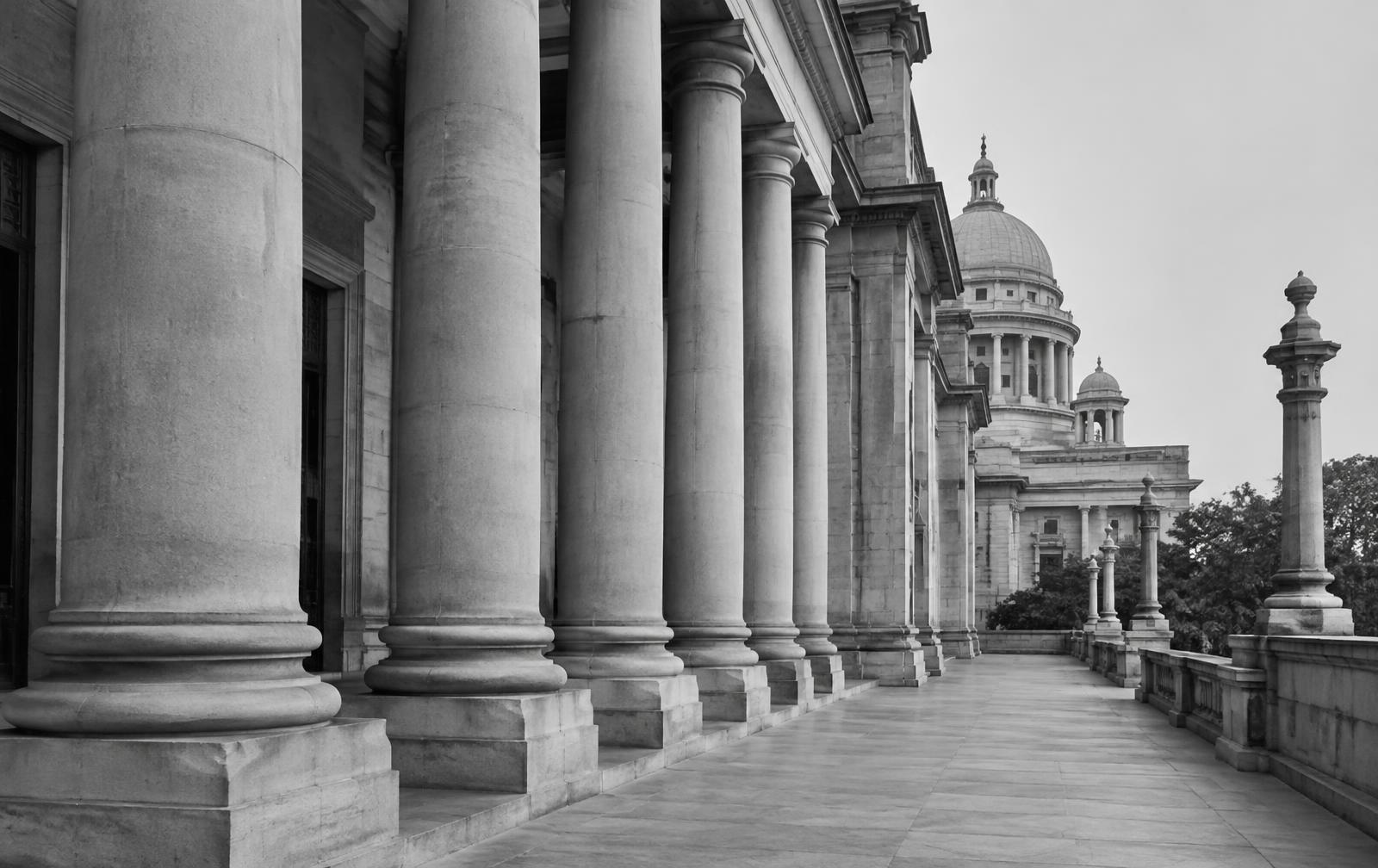 Courthouse pillars and architecture